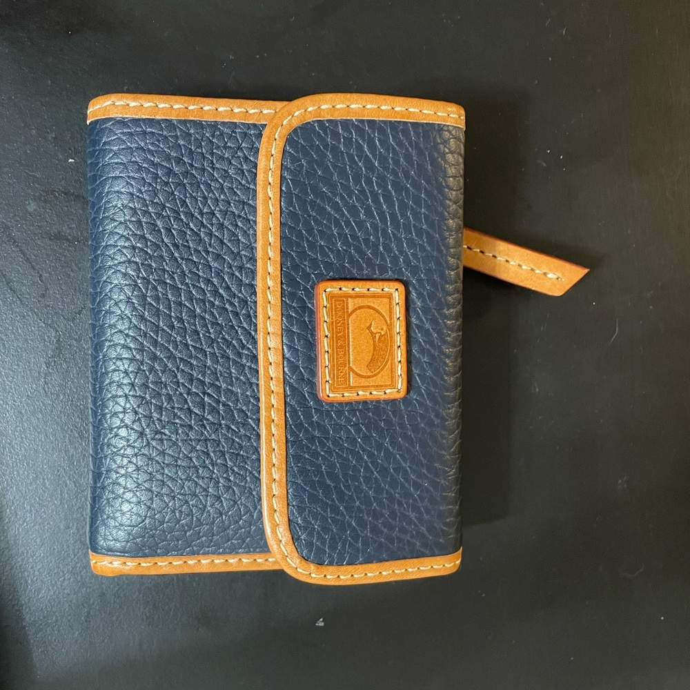 NWOT: Small Dooney & Bourke Wallet